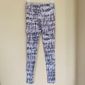 BODY CENTRAL Granite Gray Silver Streak Leggings